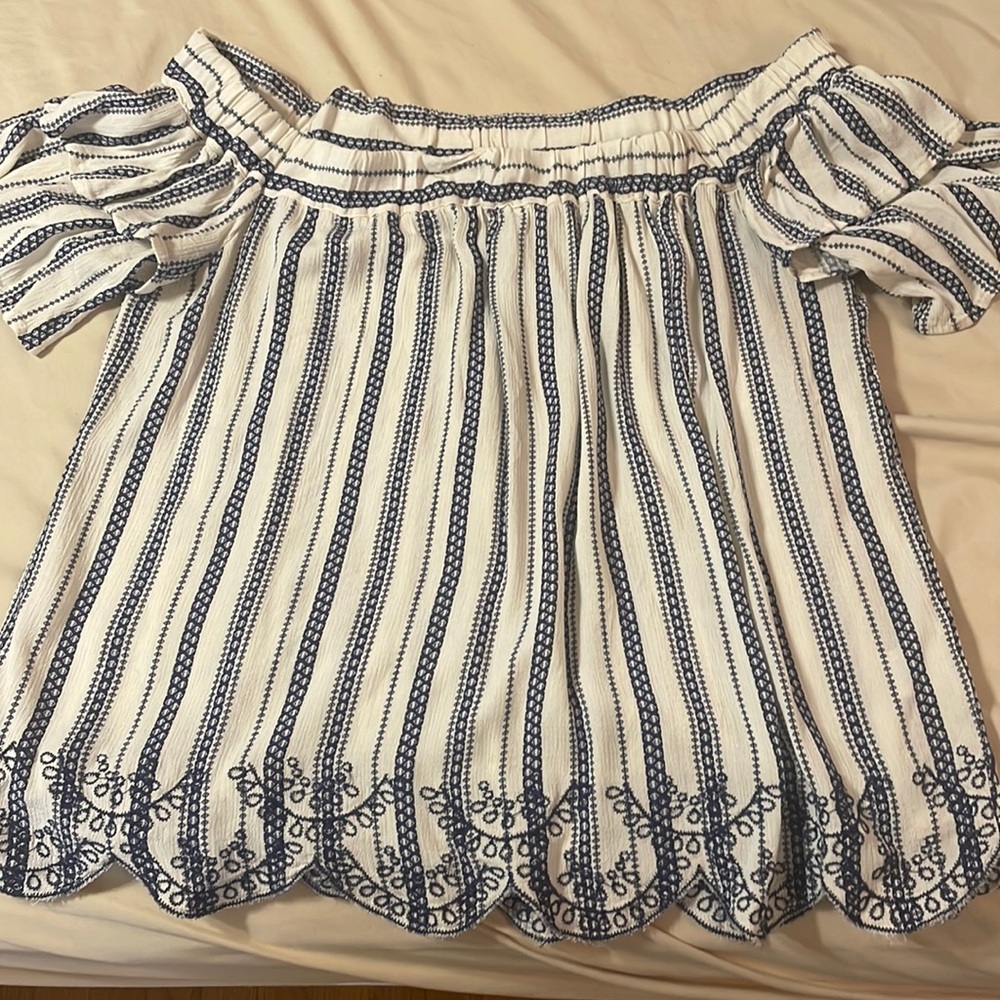 Strapless blue and white summer shirt. Pretty details